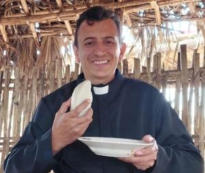 Padre brasileiro é encontrado almoçando com moradores em aldeia de Moçambique