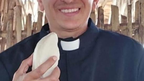 Padre brasileiro é encontrado almoçando com moradores em aldeia de Moçambique