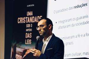 Padre Juliano Dutra lança livro sobre as reduções jesuíticas do Paraguai