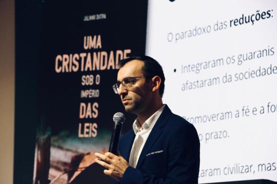 Padre Juliano Dutra lança livro sobre as reduções jesuíticas do Paraguai