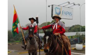 Faculdade Palotina recebe centelha da chama crioula na abertura da Semana Farroupilha